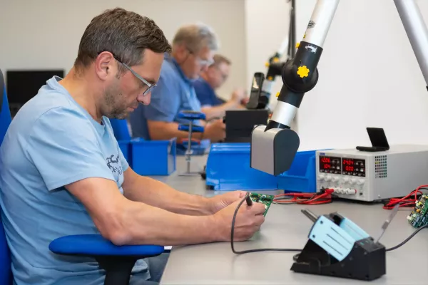 Derksen Lichttechnik - Werkstatt mit Mitarbeitern