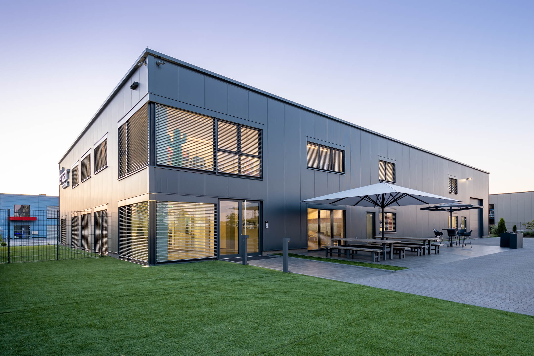 Derksen Firmengebäude - Seitenansicht