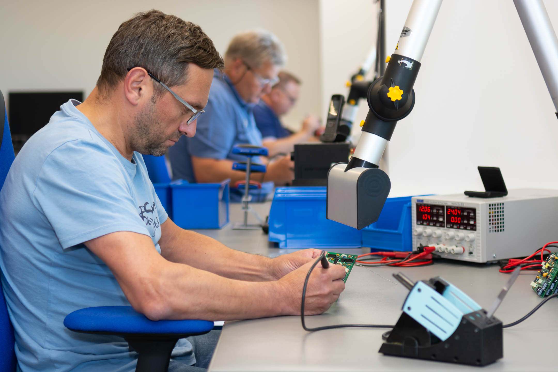 Derksen Lichttechnik - Werkstatt mit Mitarbeitern