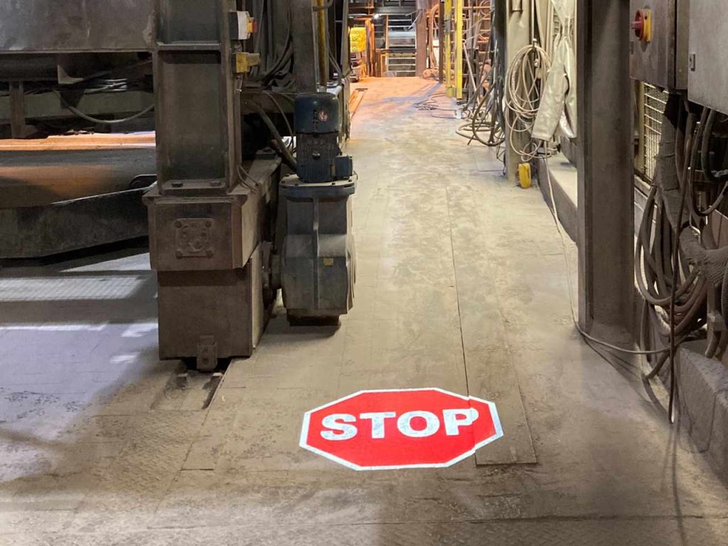Projektion eines Stop-Zeichens in einem Stahlwerk