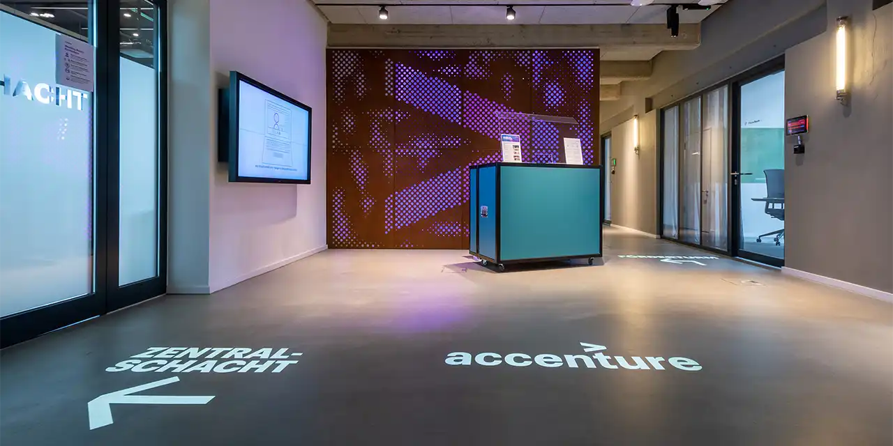 Foyer mit projiziertem Logo bei Accenture