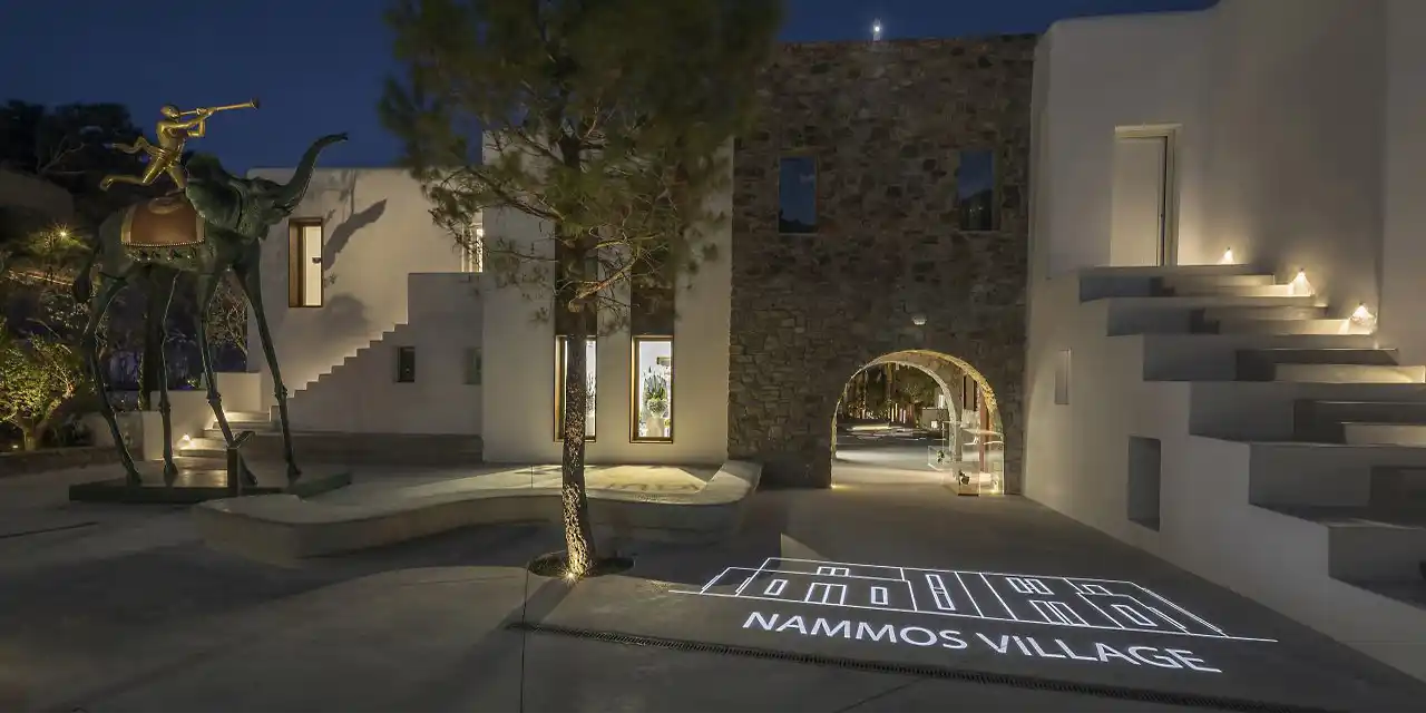 Gobo Projektion in Nammos Village, einem noblen Einkaufs- und Freizeitzentrum auf Mykonos.