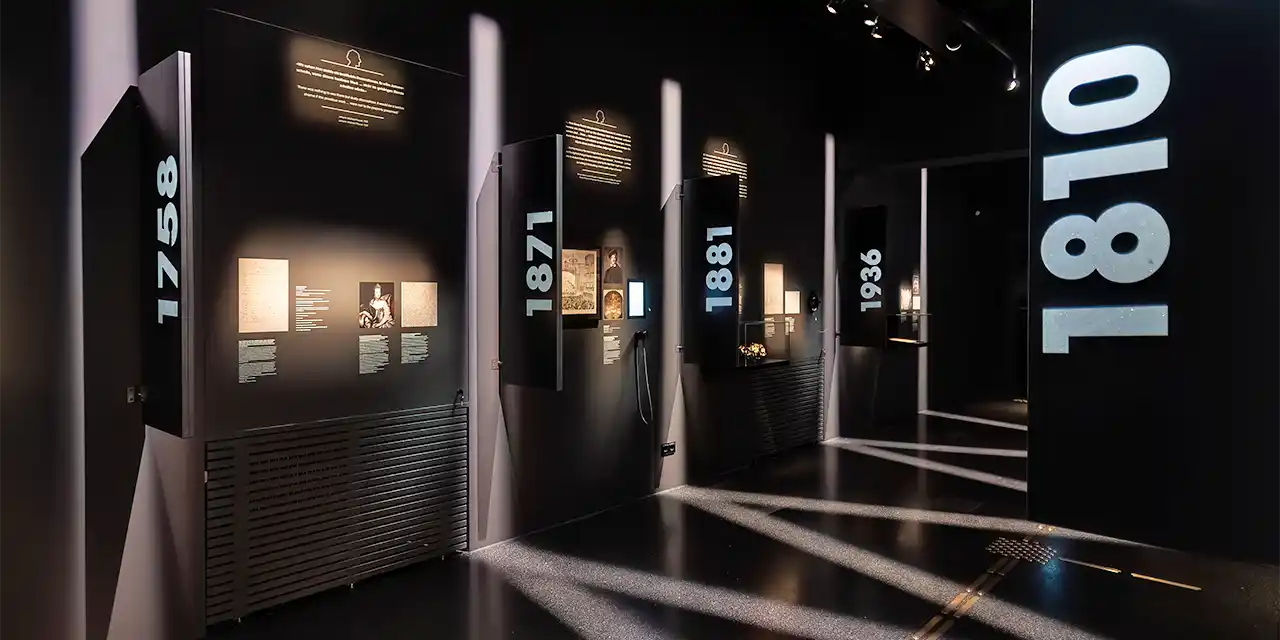 Jahreszahlen in einer Ausstellung des Opernhausmuseum Bayreuth, die mit Goboprojektionen dargestellt werden.