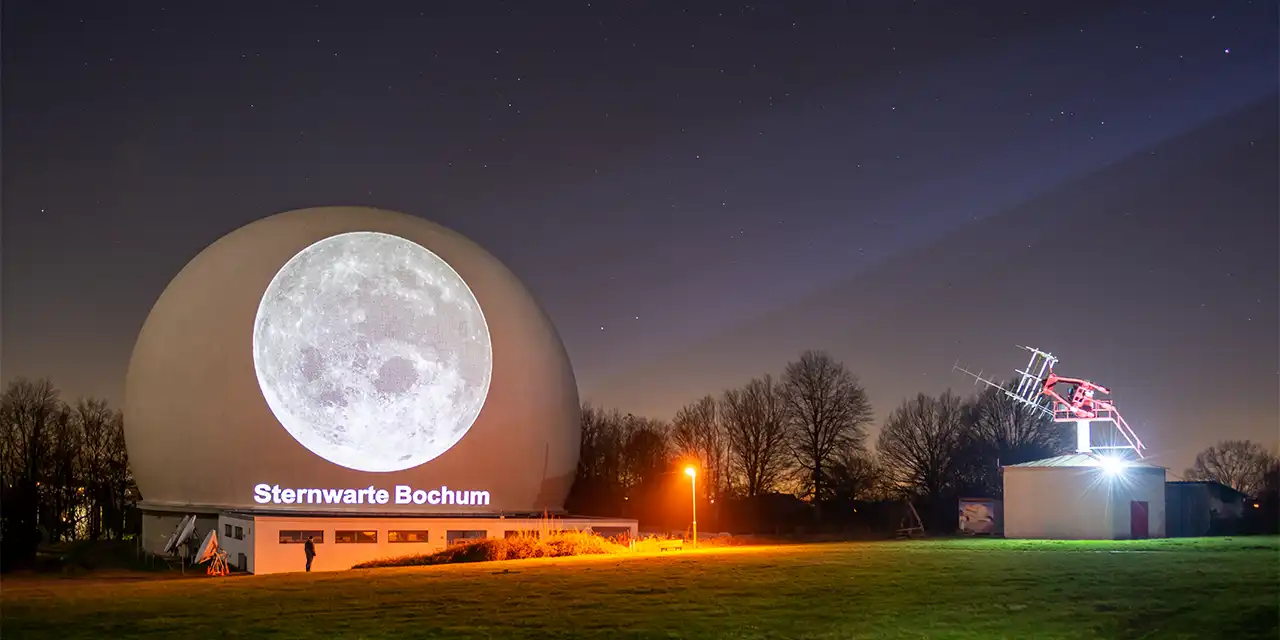 Projektion eines Mondes auf der Kuppel der Bochumer Sternwarte, Abendhimmel mit Sternen