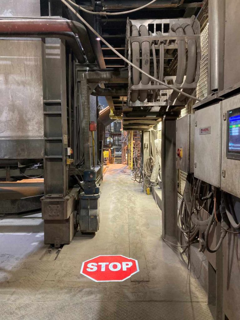 Projektion eines Stop-Zeichens in einem Stahlwerk
